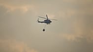 ARCHIVO: Un helicóptero sobrevuela un incendio forestal cerca de Palma de Gandía, en Valencia, España, el viernes 3 de noviembre de 2023.