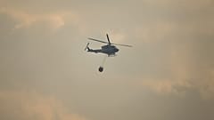ARCHIVO: Un helicóptero sobrevuela un incendio forestal cerca de Palma de Gandía, en Valencia, España, el viernes 3 de noviembre de 2023.