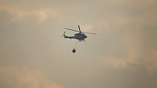 ARCHIVO: Un helicóptero sobrevuela un incendio forestal cerca de Palma de Gandía, en Valencia, España, el viernes 3 de noviembre de 2023.