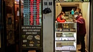 ARŞİV: Bir kuyumcu, İstanbul Kapalıçarşı’da döviz bürosunun yanındaki altın dükkânında müşterisiyle ilgileniyor, 12 Ocak 2022.