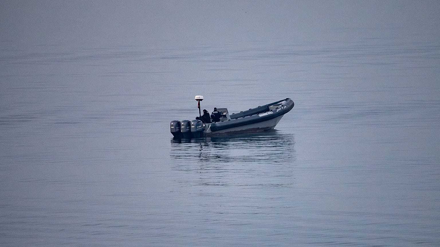 Οι μαροκινές δυνάμεις ασφαλείας περιπολούν κοντά στα ισπανο-μαροκινά σύνορα, όπως φαίνονται από τον ισπανικό θύλακα της Θέουτα, το Σάββατο 15 Αυγούστου 2026