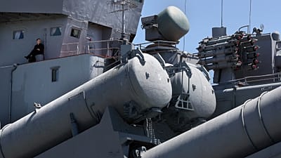 АРХИВ: Противокорабельные ракеты и противолодочное вооружение на российском ракетном крейсере «Варяг» во время визита в Сан‑Франциско, 21 июня 2010 года.