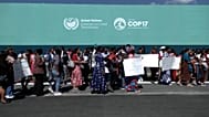 Indigene Vertreter und Aktivisten der Zivilgesellschaft demonstrieren vor der COP17