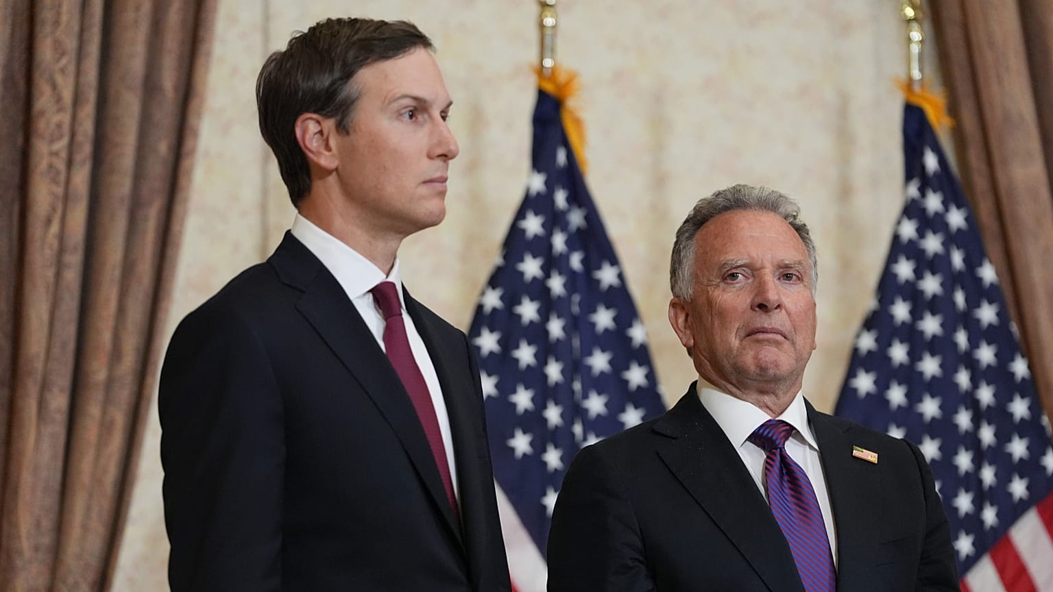 Jared Kushner e Steve Witkoff numa conferência de imprensa em Islamabad, 12 de abril de 2026