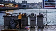 Bir çöp toplayıcısı, İstanbul Karaköy'de çöp atarken görüntüleniyor (Arşiv)