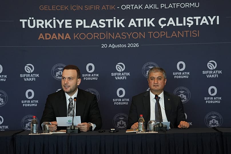 Sıfır Atık Vakfı Başkanı ve COP31 Yüksek Düzeyli İklim Şampiyonu Samed Ağırbaş (solda) ve Adana Valisi Mustafa Yavuz, Adana'da düzenlenen toplantıda konuşuyor, 20 Ağustos 2026