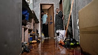آثار دماء داخل منزل فتحي خازم في جنين بالضفة الغربية، عقب مقتله برصاص القوات الإسرائيلية خلال مداهمة يوم الجمعة، 21 أغسطس 2026.