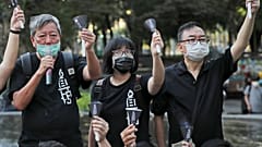 Od lewej: działacze prodemokratyczni Lee Cheuk-yan, Chow Hang Tung i Cheung Man-kwong podczas wiecu w parku Wiktorii w Hongkongu 4 czerwca 2020 r.