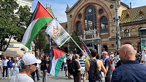 Palesztinpárti szolidaritási tüntetés és Izrael melletti kiállás zajlott szimultán Budapest belvárosában 