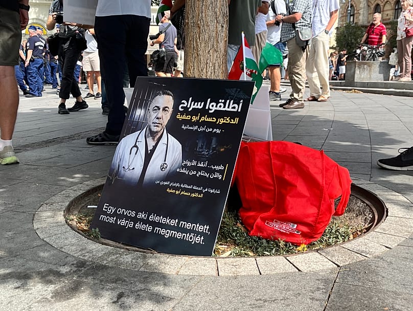 Dr. Huszám Abu Szafíja fotója a szolidaritási tüntetésen - Budapest, 2026. augusztus 21. 