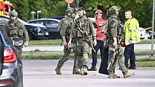 La police et les secours devant le lycée Brinellskolan, à Fagersta, en Suède, vendredi 21 août 2026.