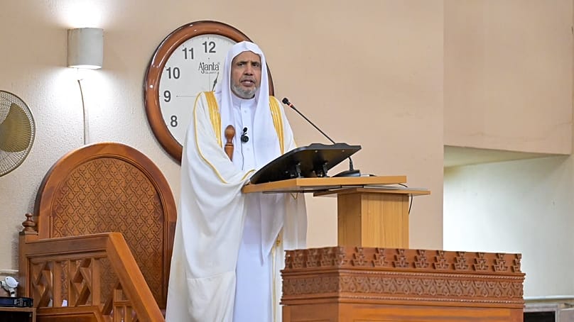  الشيخ الدكتور محمد بن عبد الكريم العيسى، الأمين العام لرابطة العالم الإسلامي ورئيس هيئة علماء المسلمين خلال خطبة الجمعة في الجامع الوطني الكبير بالعاصمة النيجيرية أبوجا