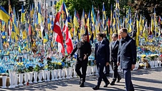 Il presidente ucraino Volodymyr Zelensky insieme ai capi di Stato europei e all'ex primo ministro britannico Keir Starmer a Kiev, Ucraina, il 10 maggio 2025.