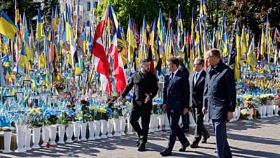 Le président ukrainien Volodymyr Zelensky aux côtés de dirigeants européens et de l'ancien Premier ministre britannique Keir Starmer à Kyiv, le 10 mai 2025.