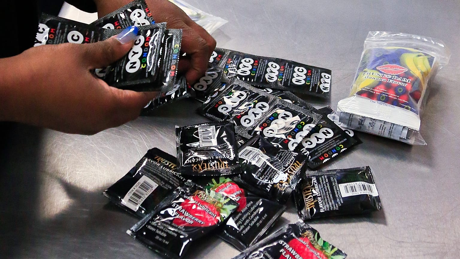 Archivo: Una trabajadora social del centro Boom Health empaqueta condones para su distribución