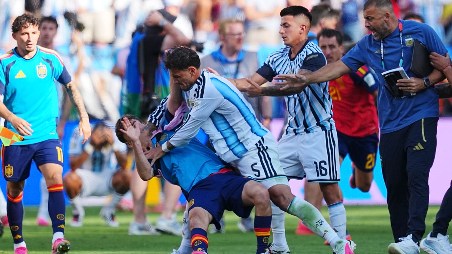 Leandro Paredes arrojando a Gavi al suelo