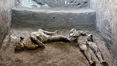 Gipsowe odlewy bogatego mężczyzny i jego niewolnika, uciekających przed erupcją Wezuwiusza niemal 2 tys. lat temu, w Pompejach.