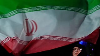امرأة تلوح بالعلم الإيراني خلال تجمع مؤيد للحكومة في ساحة بطهران، إيران، يوم الثلاثاء 11 أغسطس 2026. 