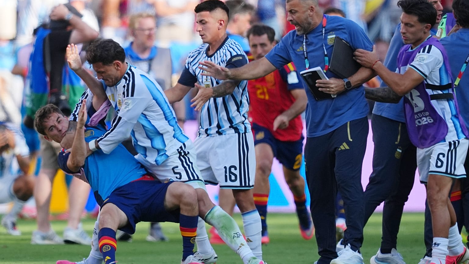 ARŞİV - Arjantinli Leandro Paredes (5), İspanyol Gavi'yi (9), İspanya ile Arjantin arasındaki Dünya Kupası final maçının ardından çıkan arbedede yere düşürüyor.