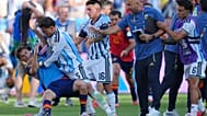 Archív felvétel: Argentína játékosa, Leandro Paredes (5) fellöki Spanyolország futballistáját, Gavit (9) a Spanyolország-Argentína vb-döntő utáni dulakodásban.