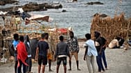 Un grupo de inmigrantes que cruzaron de Marruecos a España, en una playa de Ceuta, 19 de agosto de 2026