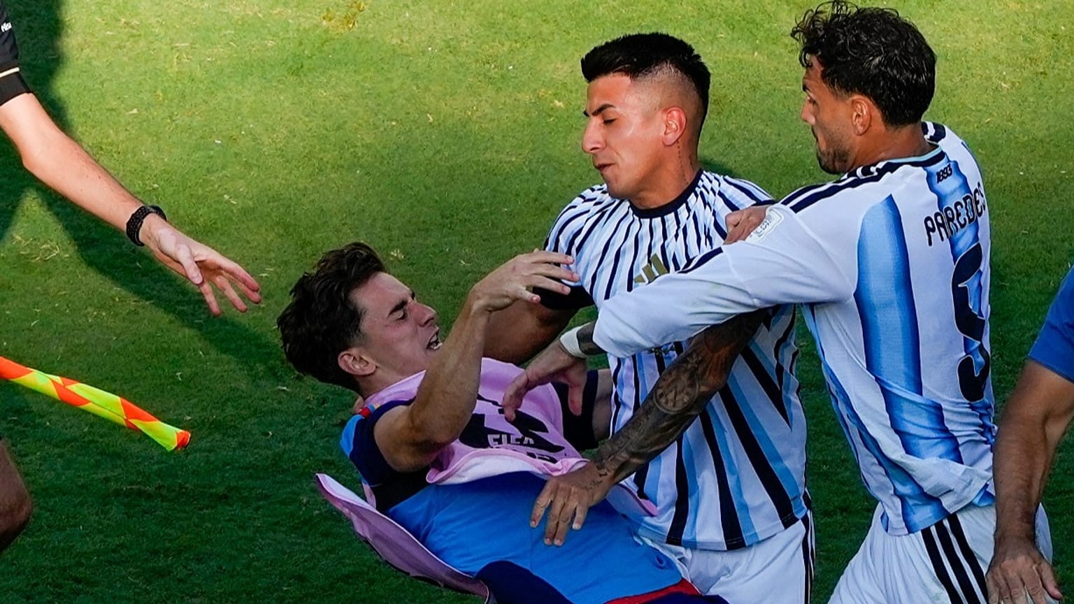 ARCHIVO - El argentino Leandro Paredes (cinco) derriba al español Gavi (nueve) durante una trifulca tras la final del Mundial entre España y Argentina