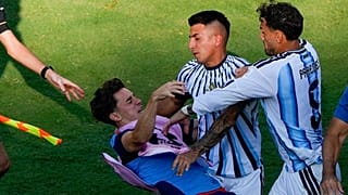 ARCHIVO - El argentino Leandro Paredes (cinco) derriba al español Gavi (nueve) durante una trifulca tras la final del Mundial entre España y Argentina