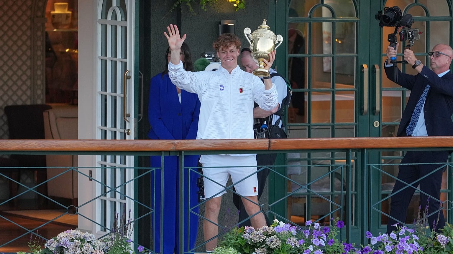 Jannik Sinner mostra il trofeo al pubblico fuori dal Centre Court dopo aver vinto la finale del singolare maschile di Wimbledon a Londra, domenica 12 luglio 2026.