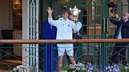 Jannik Sinner mostra il trofeo al pubblico fuori dal Centre Court dopo aver vinto la finale del singolare maschile di Wimbledon a Londra, domenica 12 luglio 2026.