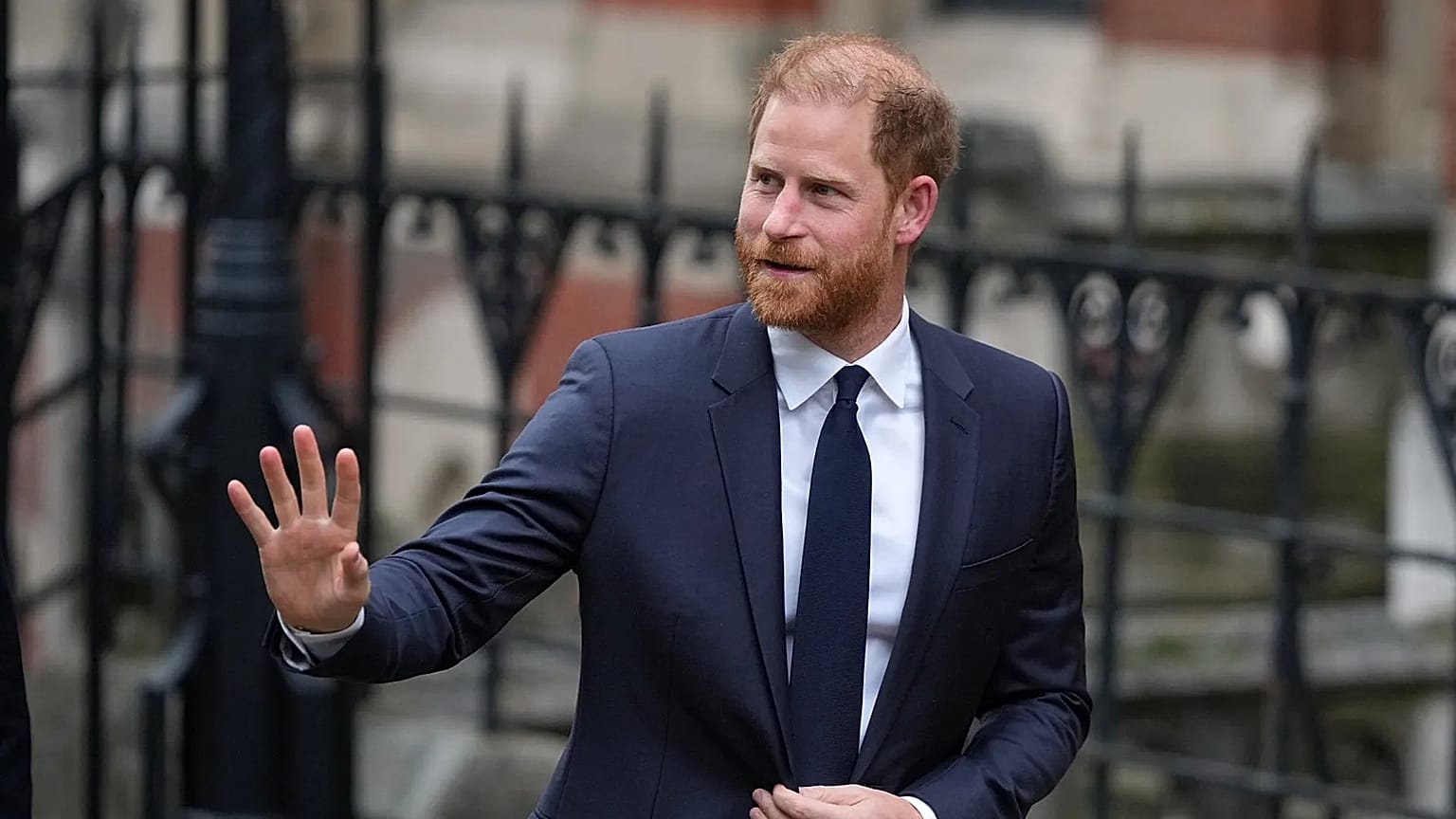 Il principe Harry saluta mentre arriva all’Alta Corte di Londra il 19 gennaio 2026 per la causa contro l’editore del Daily Mail, accusato di violazione della privacy.