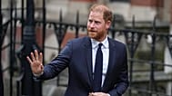 Il principe Harry saluta mentre arriva all’Alta Corte di Londra il 19 gennaio 2026 per la causa contro l’editore del Daily Mail, accusato di violazione della privacy.
