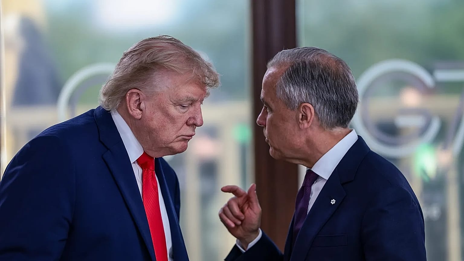 Президент США Дональд Трамп беседует с премьер-министром Канады Марком Карни во время рабочего обеда с лидерами G7 и стран Ближнего Востока в Эвиане, Франция.