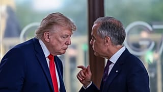 El presidente Donald Trump habla con el primer ministro canadiense Mark Carney en un almuerzo de trabajo del G7 y Oriente Medio en Evian-les-Bains, Francia.