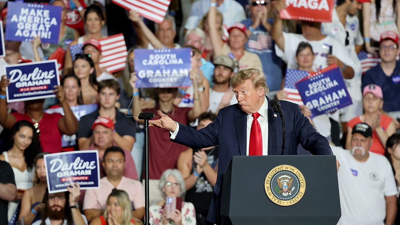 Donald Trump elnök 2026. augusztus 21-én, pénteken beszédet mondott Darline Graham republikánus szenátor (Dél-Karolina) választási kampányrendezvényén a Myrtle Beach-i Kongres