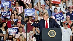 Donald Trump elnök 2026. augusztus 21-én, pénteken beszédet mondott Darline Graham republikánus szenátor (Dél-Karolina) választási kampányrendezvényén a Myrtle Beach-i Kongres
