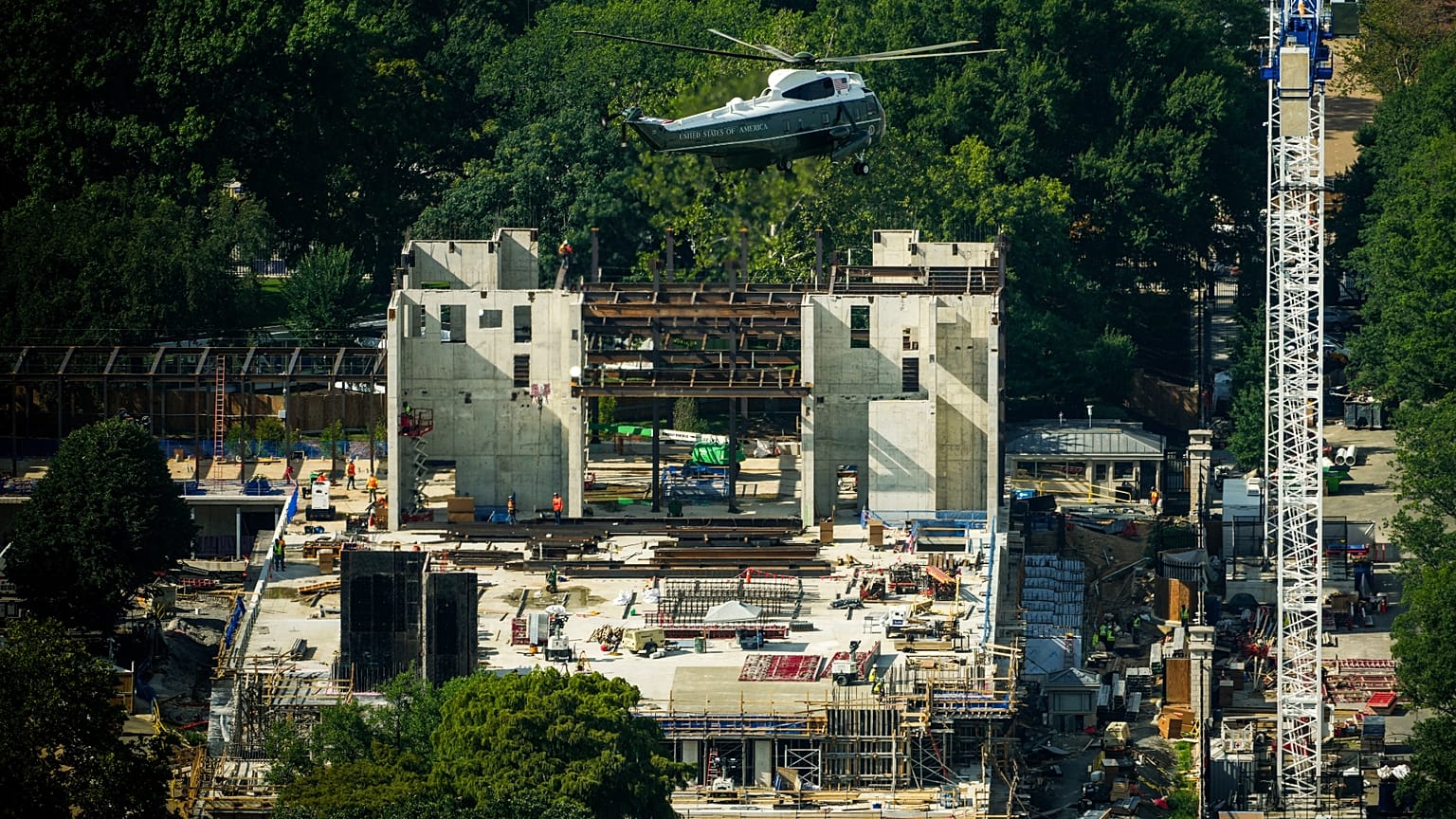 Marine One, with President Trump on board, flies over the construction site of the new White House ballroom (21 August 2026)