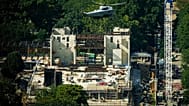 Το ελικόπτερο Marine One με τον πρόεδρο Ντόναλντ Τραμπ περνά πάνω από τις εργασίες για τη νέα αίθουσα δεξιώσεων του Λευκού Οίκου, Παρασκευή 21 Αυγ. 2026,