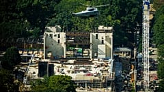 Śmigłowiec Marine One z prezydentem Trumpem na pokładzie przelatuje nad budową nowej sali balowej Białego Domu (21 sierpnia 2026)