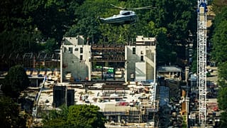 ll Marine One con a bordo il presidente Trump sorvola il cantiere della nuova sala da ballo della Casa Bianca (21 agosto 2026)