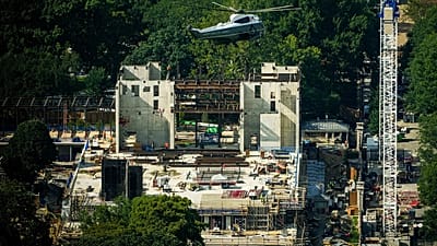 Marine One z prezydentem Donaldem Trumpem przelatuje nad budową nowej sali balowej Białego Domu, piątek 21 sierpnia 2026 r.