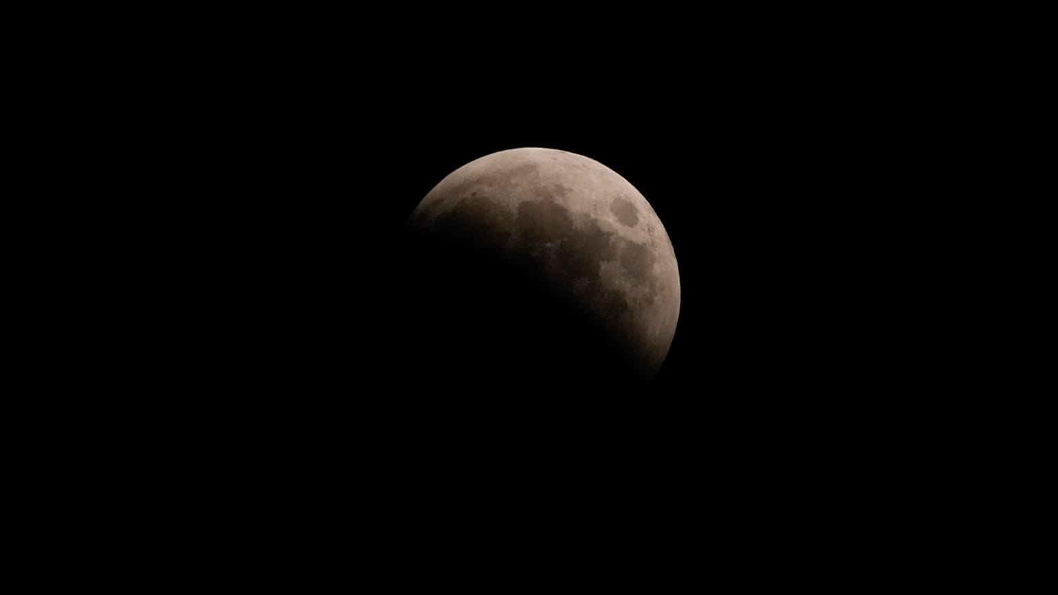 Un eclipse lunar será visible en la madrugada del viernes 14 de marzo de 2025 en Chicago. 