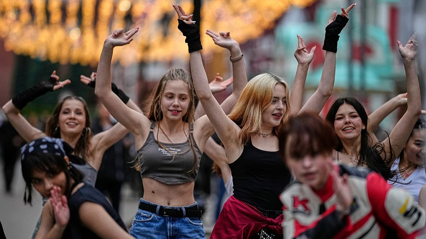 'Aura farmear' nedir: TikTok'tan sokaklara yayılan tuhaf düellolar
