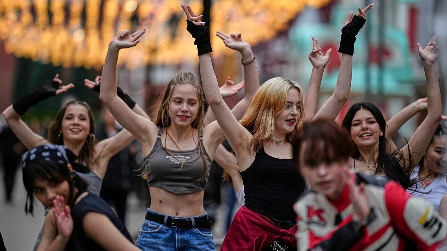ARCHIVO: Un grupo de adolescentes ensaya una coreografía de K-pop en Moscú, Rusia, el martes 1 de julio de 2025.