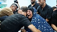 أقارب الفلسطيني كريم شلالده، 17 عاماً، يبكون على جثته في مستشفى بمدينة الخليل بالضفة الغربية، الجمعة 21 أغسطس 2026. (AP Photo/محمود إيلين)