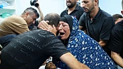 أقارب الفلسطيني كريم شلالده، 17 عاماً، يبكون على جثته في مستشفى بمدينة الخليل بالضفة الغربية، الجمعة 21 أغسطس 2026. (AP Photo/محمود إيلين)