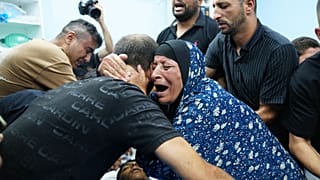 أقارب الفلسطيني كريم شلالده، 17 عاماً، يبكون على جثته في مستشفى بمدينة الخليل بالضفة الغربية، الجمعة 21 أغسطس 2026. (AP Photo/محمود إيلين)