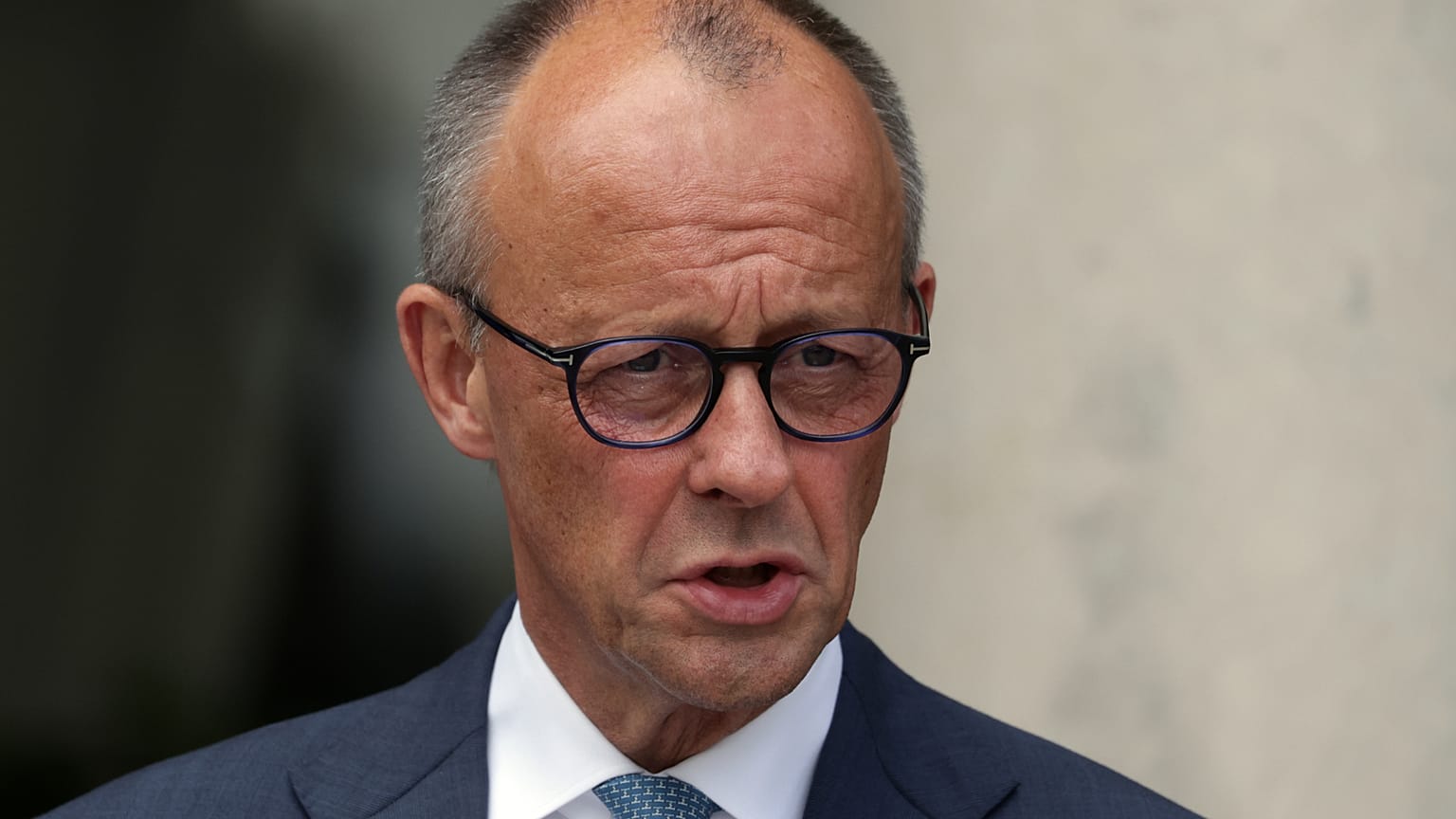 Bundeskanzler Friedrich Merz spricht nach einem Treffen mit dem irischen Premierminister Micheál Martin bei einer Pressekonferenz in Dublin, Dienstag, 28. Juli 2026.