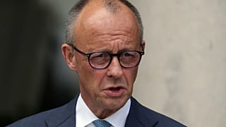 Bundeskanzler Friedrich Merz spricht nach einem Treffen mit dem irischen Premierminister Micheál Martin bei einer Pressekonferenz in Dublin, Dienstag, 28. Juli 2026.
