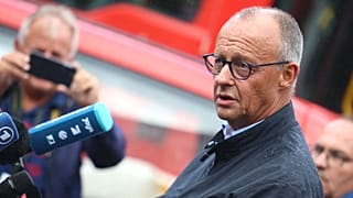 Bundeskanzler Friedrich Merz spricht auf einer Pressekonferenz in Hürtgenwald, Samstag, 22. August 2026.