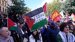 Un manifestant avec une pancarte « La Palestine vit toujours » lors d'un rassemblement en soutien aux Palestiniens de la bande de Gaza, à Paris, le 04 octobre 2025